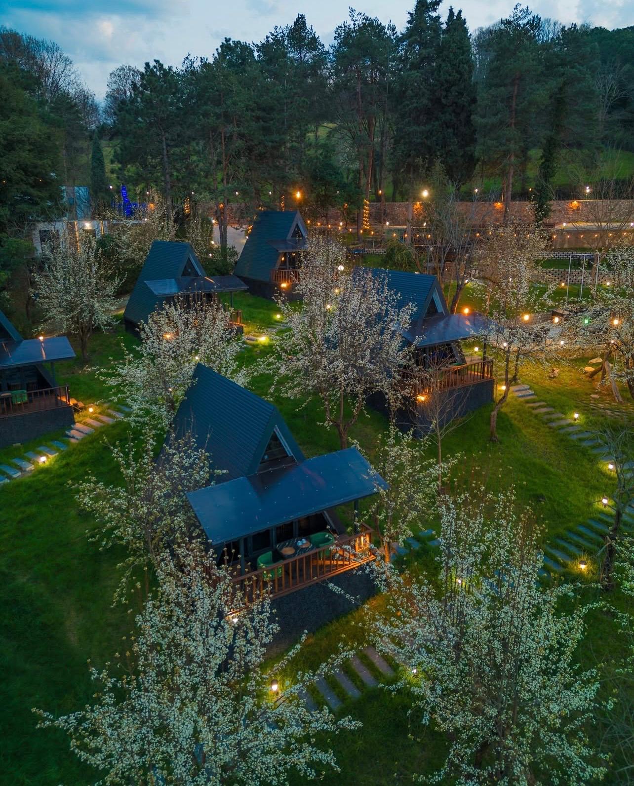 Akşam ışıklarında bungalov kamp alanı